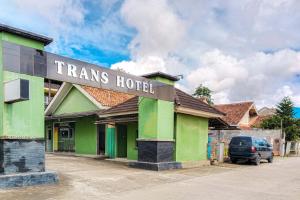 a truck parked in front of a hotel at RedDoorz at Trans Hotel Cilegon in Toyamarta +15 photos