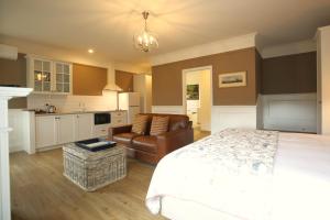 a bedroom with a bed and a couch and a kitchen at Scenic Marysville in Marysville