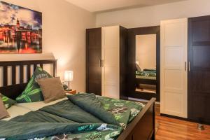 a bedroom with a bed and a closet at Ferienwohnung Apfelbaum Kitzingen in Kitzingen