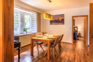 a dining room with a wooden table and chairs at Ferienwohnung Apfelbaum Kitzingen in Kitzingen