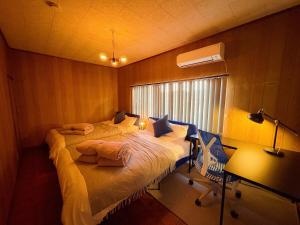 a bedroom with a large bed and a window at Casa Arita in Zōshuku