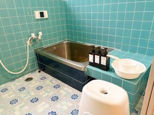 a bathroom with a toilet and a bath tub at Casa Arita in Zōshuku