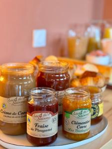 een groep potjes jam op een bord bij Hotel Saint Louis in Brest