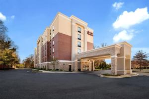 een gebouw met een parkeerplaats ervoor bij Hampton Inn and Suites Camp Springs in Camp Springs