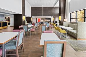een eetkamer met tafels en stoelen bij Hampton Inn and Suites Camp Springs in Camp Springs