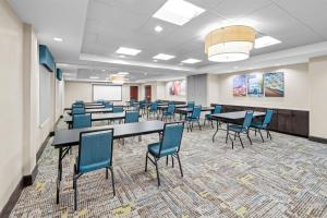 een vergaderzaal met tafels en stoelen en een whiteboard bij Hampton Inn and Suites Camp Springs in Camp Springs +22 foto's