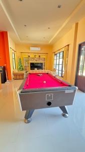 a pool table in the middle of a room at ชิลชิลขนอมพูลวิลลา in Ban Thong Ching