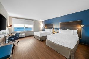 Säng eller sängar i ett rum på Tru By Hilton Oshawa +69 foton