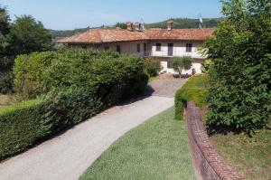 a path leading to a house with a brick wall at StarsBox CasaSilvana in Alba