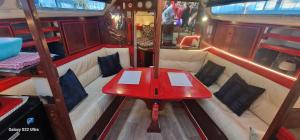 een rode tafel achterin een bus bij Voilier de tout confort in Cherbourg en Cotentin