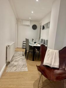 a dining room with a table and chairs at Charming 6 Bed Flat in Bedminster - Sleeps 8 in Bristol