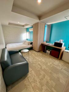 een hotelkamer met een bed en een bank bij Hotel RIO新宿 in Tokyo +48 foto's