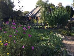 a garden with flowers in front of a house at B&B L'Eau Claire in La Hulpe