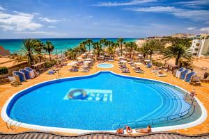 Bazén v ubytovaní SBH Taro Beach Hotel alebo v jeho blízkosti