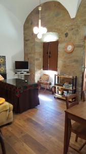 - un salon avec un mur en pierre et une table dans l'établissement Casa de pueblo Montenegro, à Zalamea de la Serena