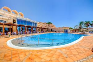 Bazén v ubytovaní SBH Taro Beach Hotel alebo v jeho blízkosti