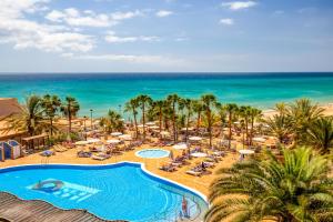 uma vista aérea de um resort com piscina e oceano em SBH Taro Beach Hotel em Costa Calma