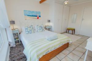a bedroom with a large bed in a room at Seabreeze in Hermanus