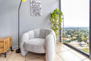 una sedia in una stanza con finestra di Skyline Hideout XL King Bed FREE Parking Views a Edenvale