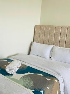 een bed met een afbeelding van een paard erop bij Zayana Homes in Meru +6 foto's
