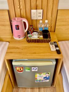 a small wooden table with a counter top with aperature at Văn Phượng Hostel in Cat Ba