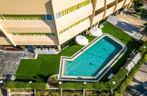 an overhead view of a building with a swimming pool at Bangsaen Villa in Bangsaen