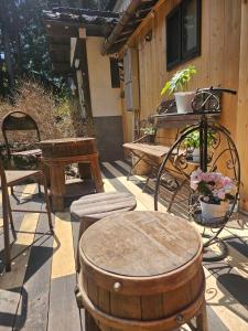 a patio with a table and chairs and a table with a barrel at Guest House時音 in Joetsu