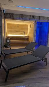 een paar bedden in een kamer met een raam bij Arouca Passadiços Alojamentos & Jacuzzi in Arouca