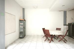 a dining room with a table and two chairs at INNCA Singa Utara, Semarang in Alastuwo