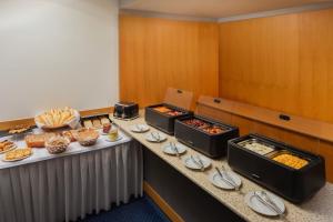 una linea a buffet con molti tipi diversi di cibo di City Inn Hotel Olomouc a Olomouc