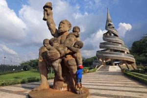 a statue of a group of children on a staircase at Studio Chic avec parking in Yaoundé