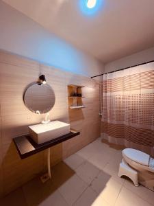 卡拉奇Sea View Inn Guest House的浴室里有洗手池、马桶和镜子。