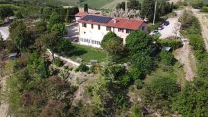 an aerial view of a house with solar panels on it at Agriturismo La Querciola in Riolo Terme