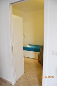 リーヴァ・リーグレにあるCasa Dall'Asilo Vecchioのベッドルーム1室(ベッド1台付)