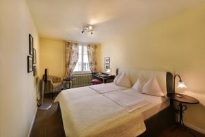 Ліжко або ліжка в номері Romantik Hotel Schwan