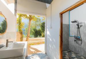a bathroom with a tub and a sink and a shower at Nongkhiaw IngIng Backpackers Hostel in Nongkhiaw
