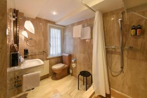 Ванна кімната в Romantik Hotel Schwan