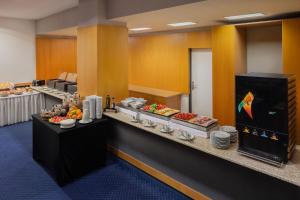 una linea a buffet in una camera d'albergo con cibo di City Inn Hotel Olomouc a Olomouc
