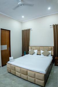 a bedroom with a large bed in a room at Silverleaf Homestay in Borāj