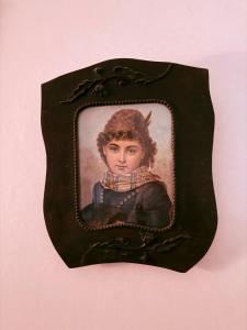 a picture of a woman in a picture frame at Barossa Valley’s Captain Rodda’s Cottage in Angaston