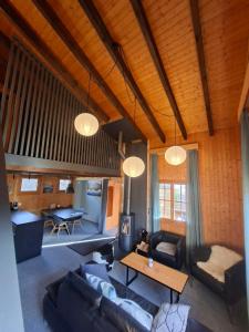 a living room with couches and a table at Ferienwohnung im Chalet am Bach in Schwarzsee