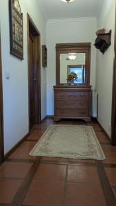 een hal met een dressoir en een spiegel bij Arouca Passadiços Alojamentos & Jacuzzi in Arouca +45 foto's
