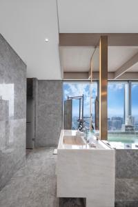 成都成都海湾大酒店的带水槽和大窗户的浴室