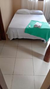 a bedroom with a bed with towels on it at Casa do Carlos Boipeba 2 in Cairu