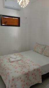 a bedroom with a bed with two towels on it at Casa do Carlos Boipeba 2 in Cairu
