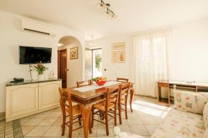 a kitchen and dining room with a table and chairs at Appartamenti In Piazzetta in Deiva Marina