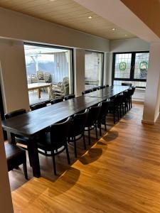 een grote conferentieruimte met een lange tafel en stoelen bij The Great View Sauna & more in Harscheid