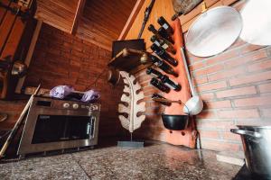 een keuken met een bos messen aan de muur bij Pensiune Borsa in Borşa +70 foto's