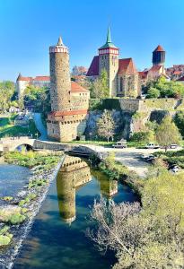 a bridge over a river in front of a castle at Ferienhaus Sprejnik Bautzen in Bautzen