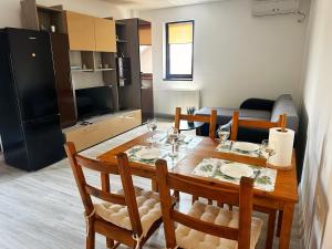 a kitchen and dining room with a table and chairs at La Playa Residence in Năvodari